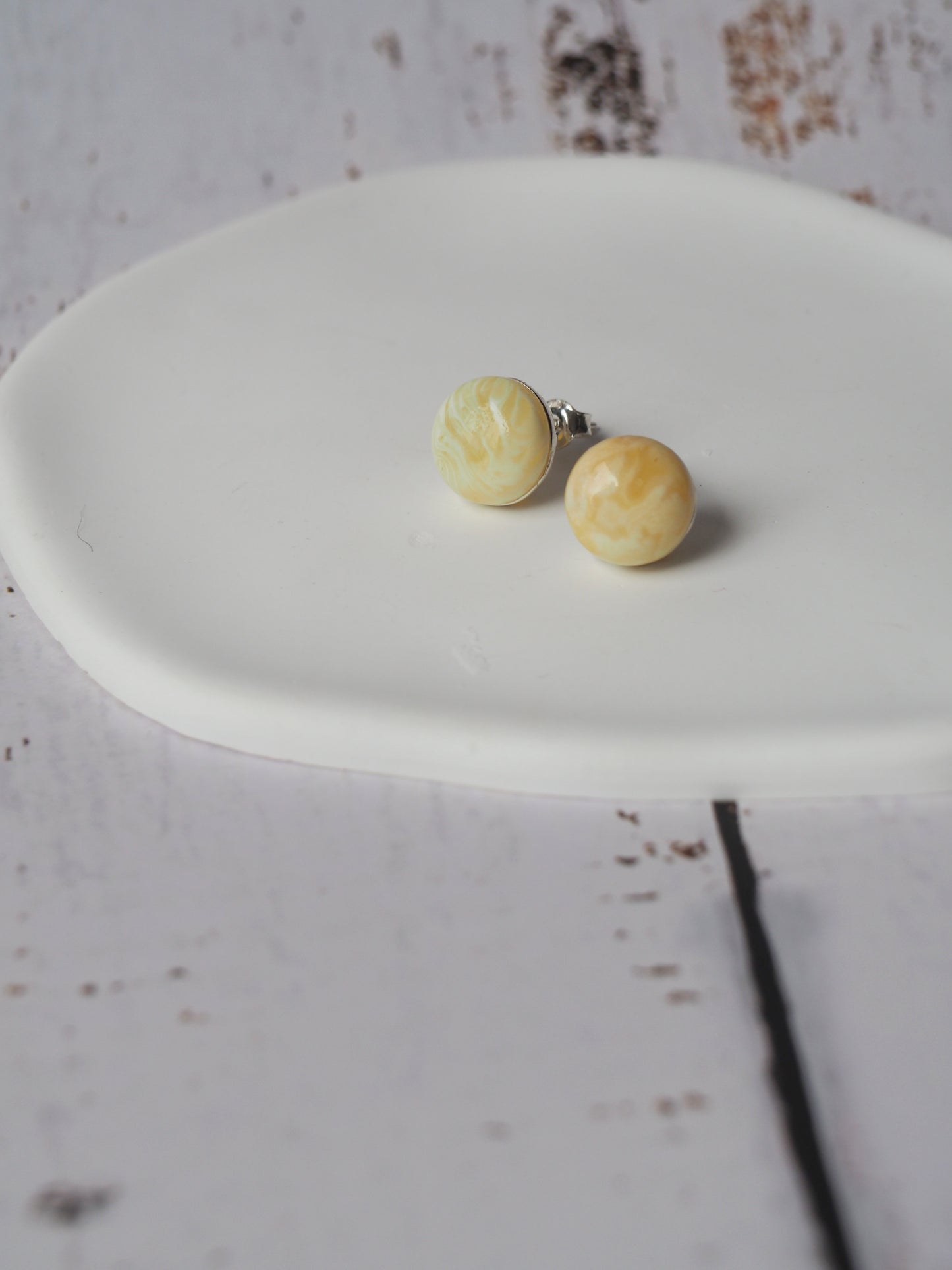 Royal White| Tiger Natural Amber Round Stud Earrings in Silver 925