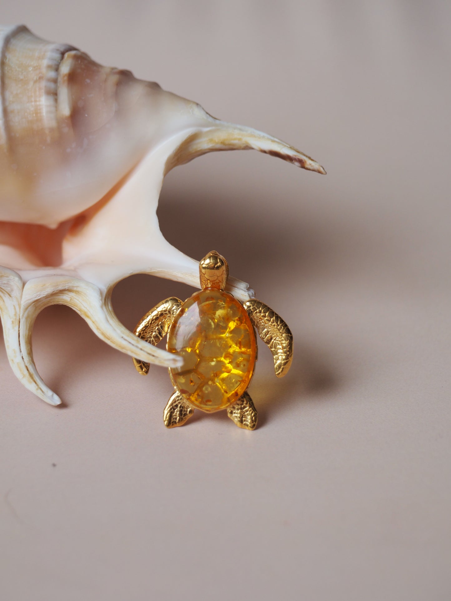 Citron Amber Turtle Shape Pendant in Gold Plated Silver 925