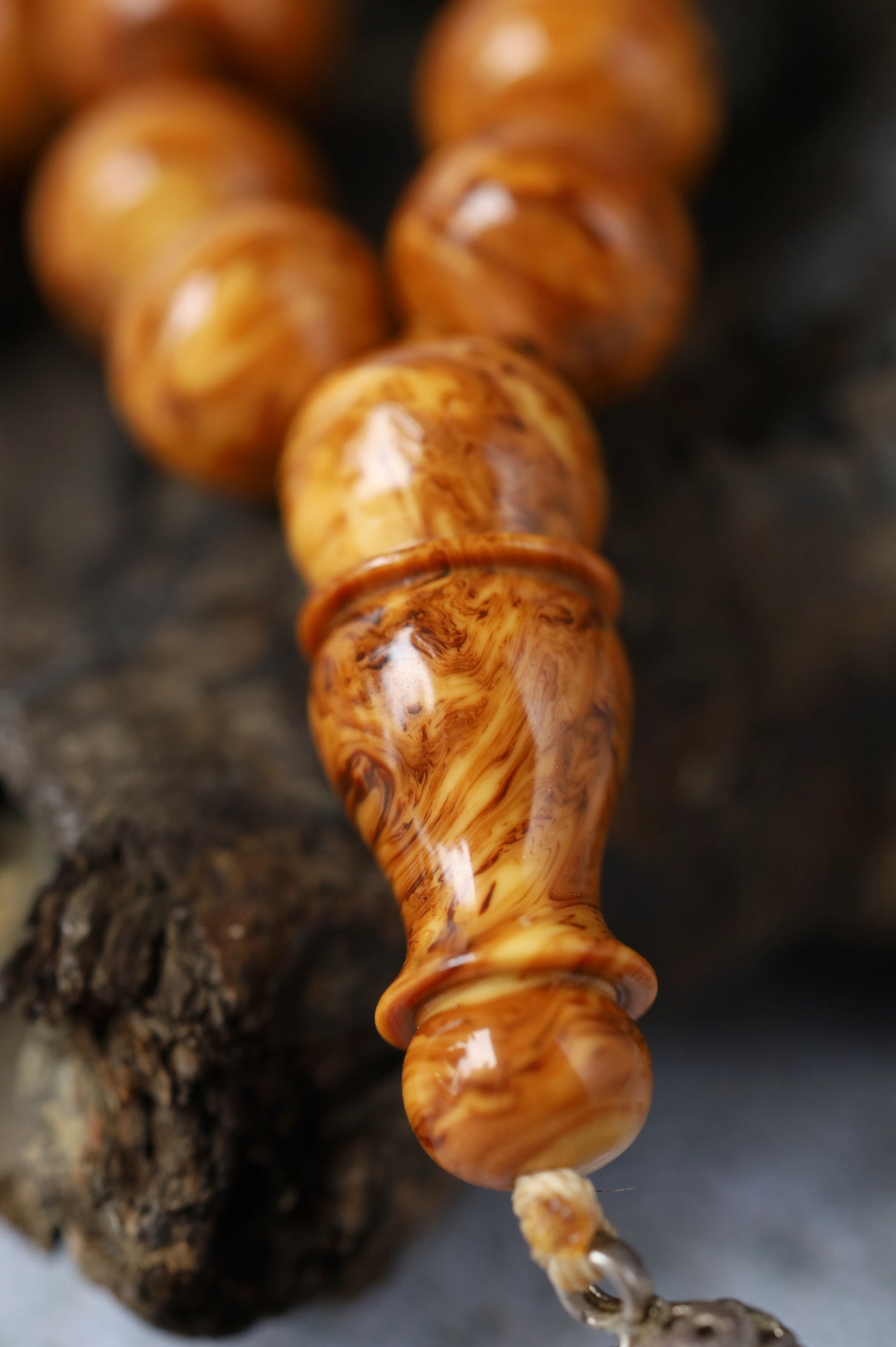 “Savannah Pattern” German Bakelite | 33 Beads | Istanbul Shape | Silver Tassel