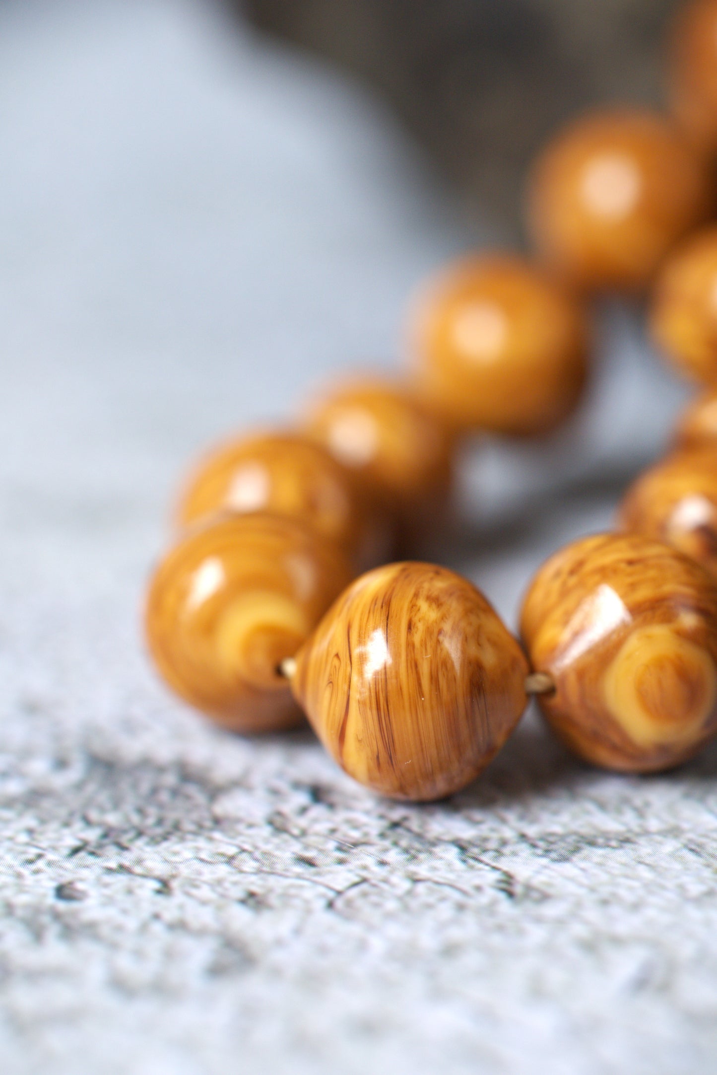 “Savannah Pattern” German Bakelite | 33 Beads | Istanbul Shape | Silver Tassel