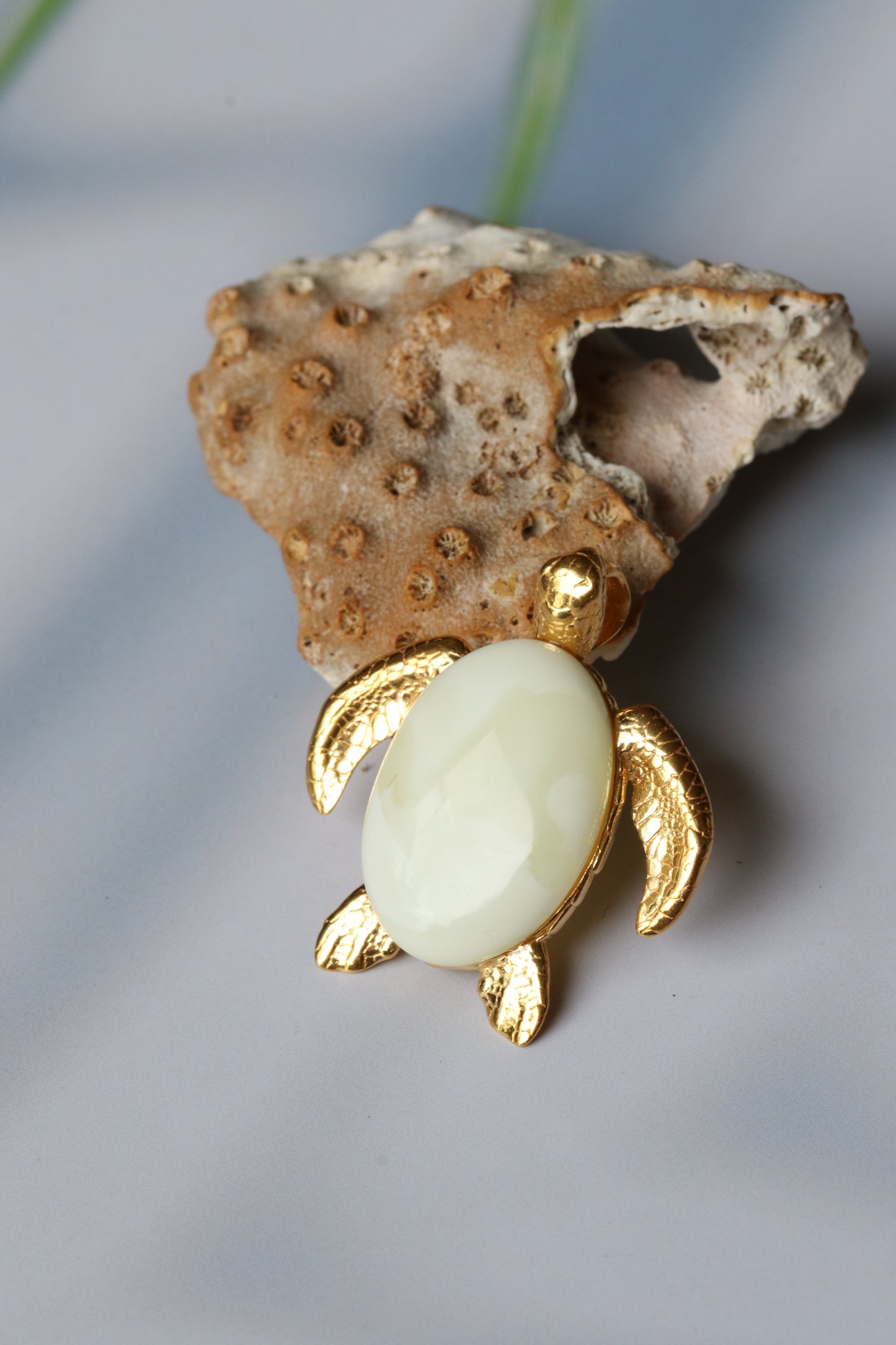 Natural Royal White Amber Turtle Shape Pendant in Gold Plated Silver 925