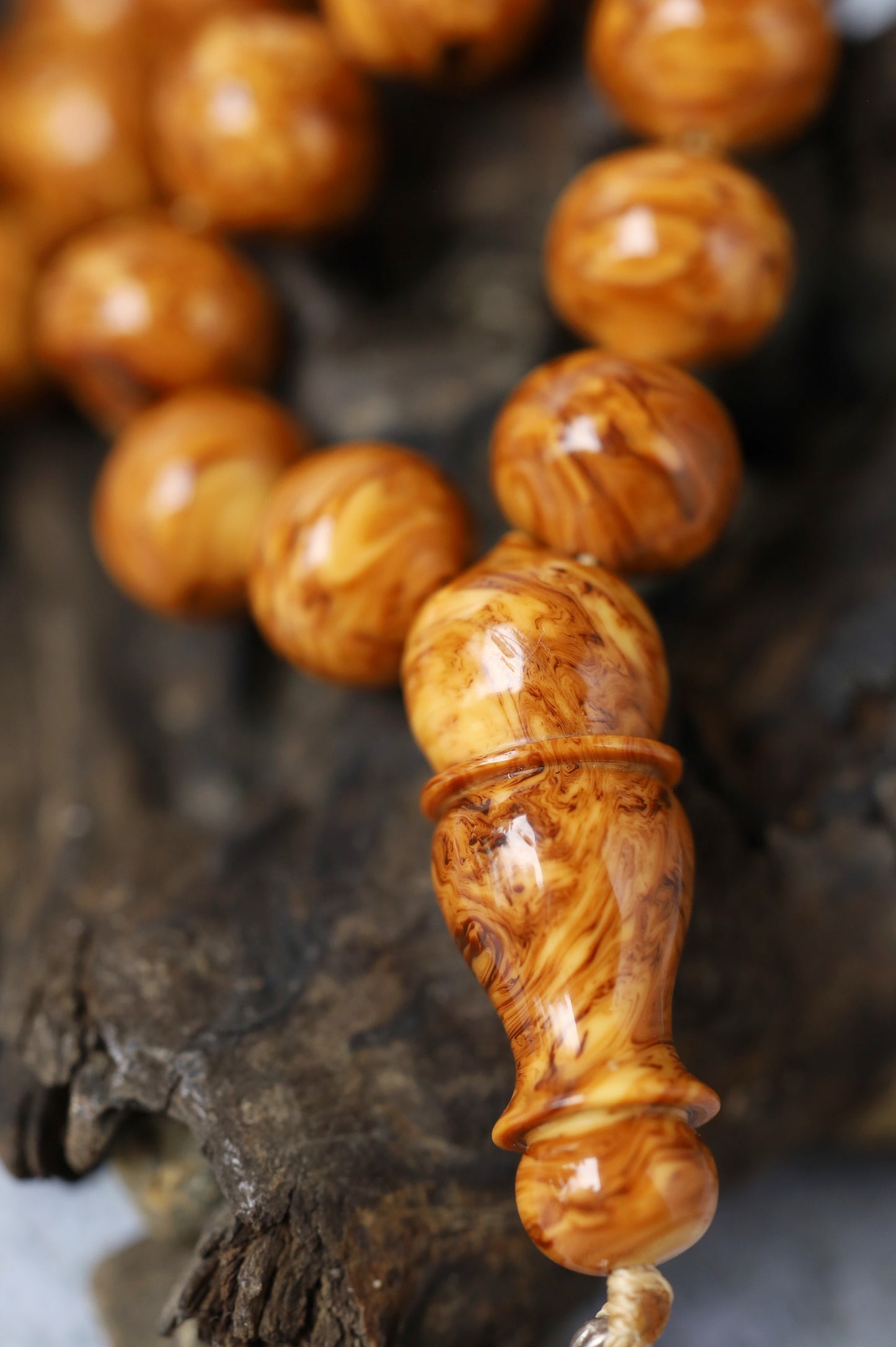 “Savannah Pattern” German Bakelite | 33 Beads | Istanbul Shape | Silver Tassel