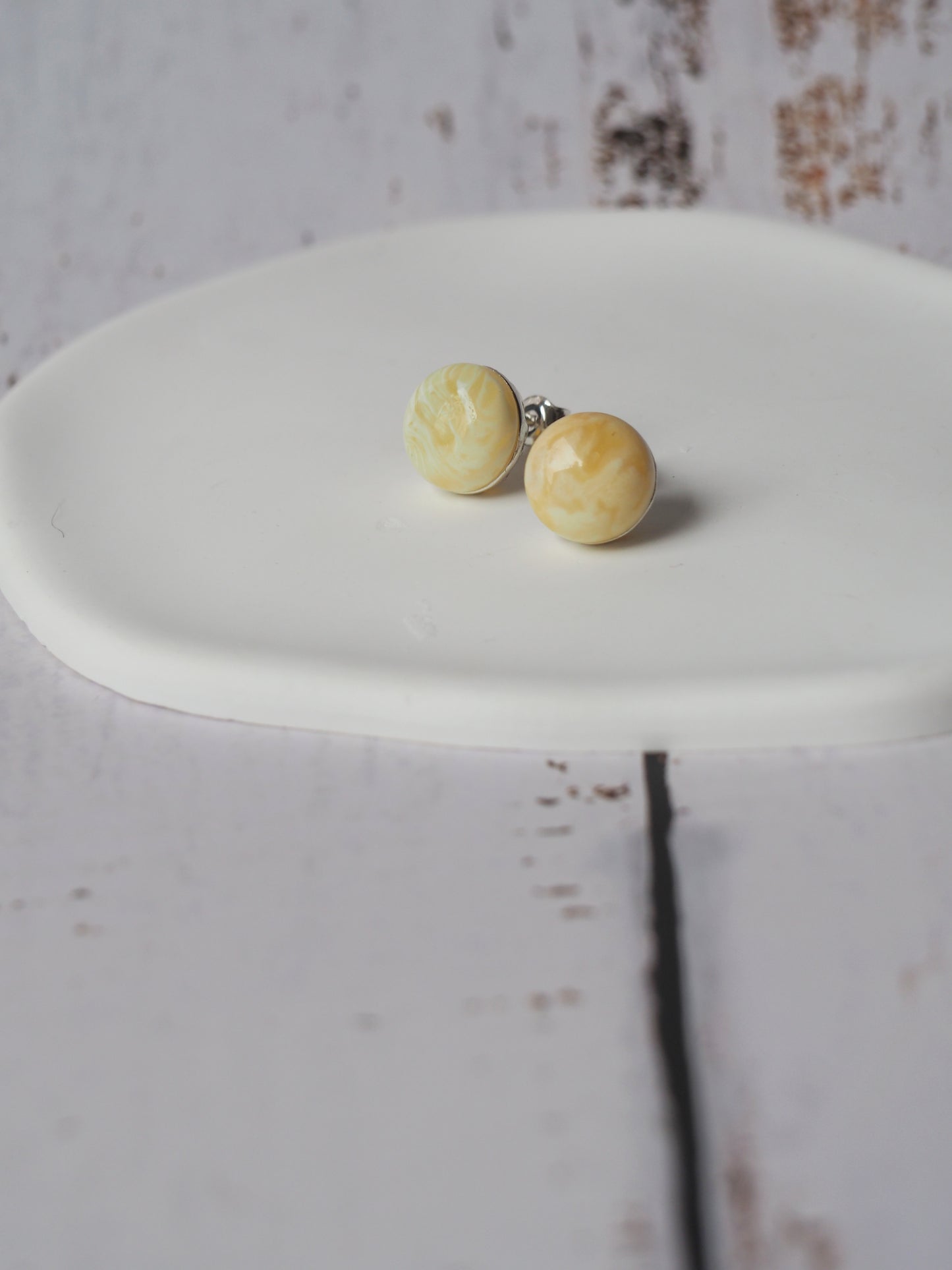 Royal White| Tiger Natural Amber Round Stud Earrings in Silver 925