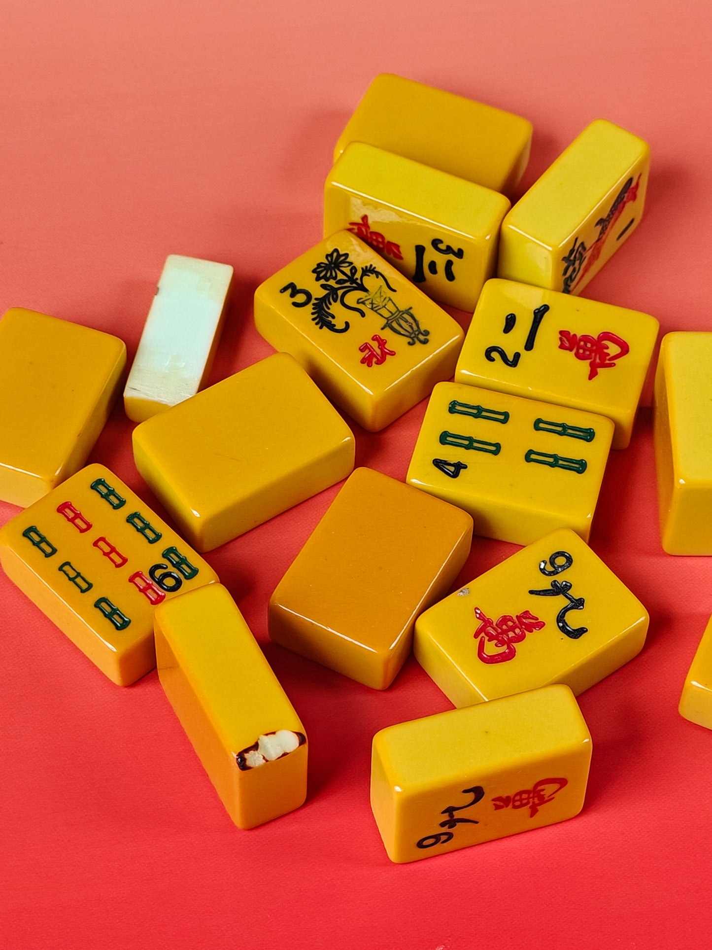 Antique American Bakelite Mahjong Tiles – 15 Pieces + 1 Chip, 162.9g