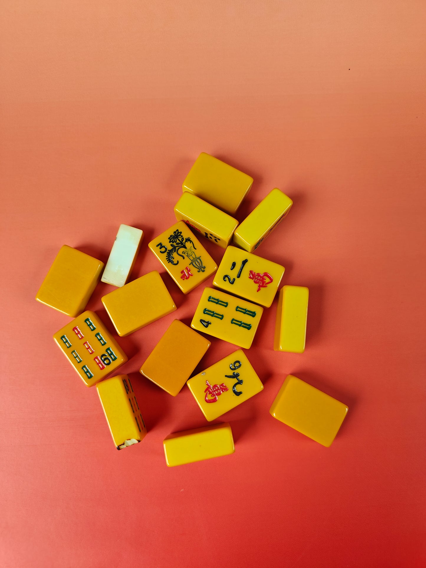 Antique American Bakelite Mahjong Tiles – 15 Pieces + 1 Chip, 162.9g