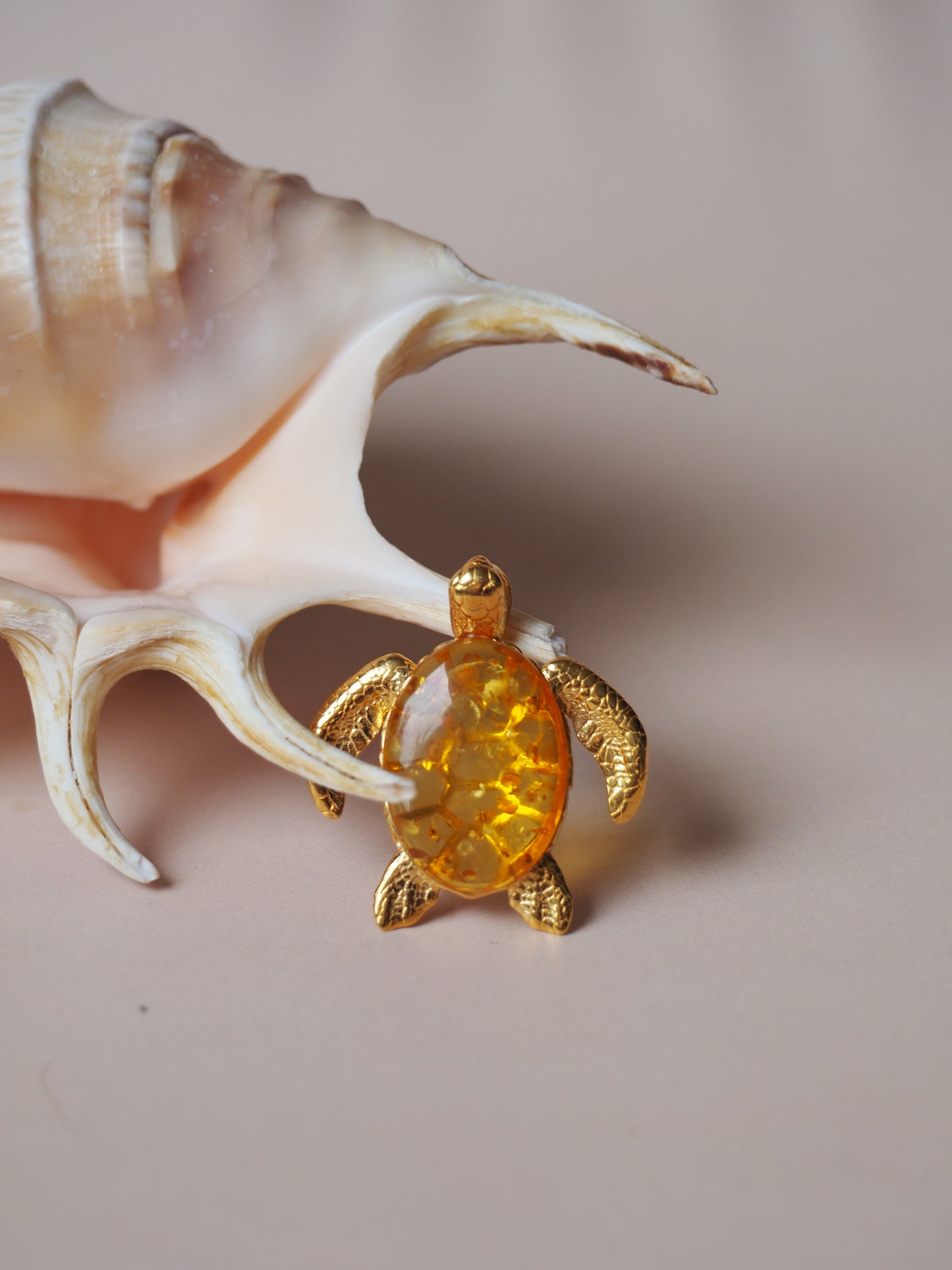Citron Amber Turtle Shape Pendant in Gold Plated Silver 925
